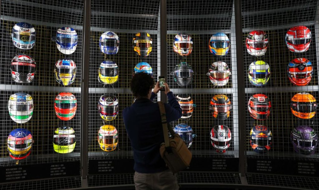 La Fórmula 1 llega a Madrid 3 Motor16 EuropaPress 5076086 varios cascos primera exposicion oficial formula recinto ferial feria Motor16