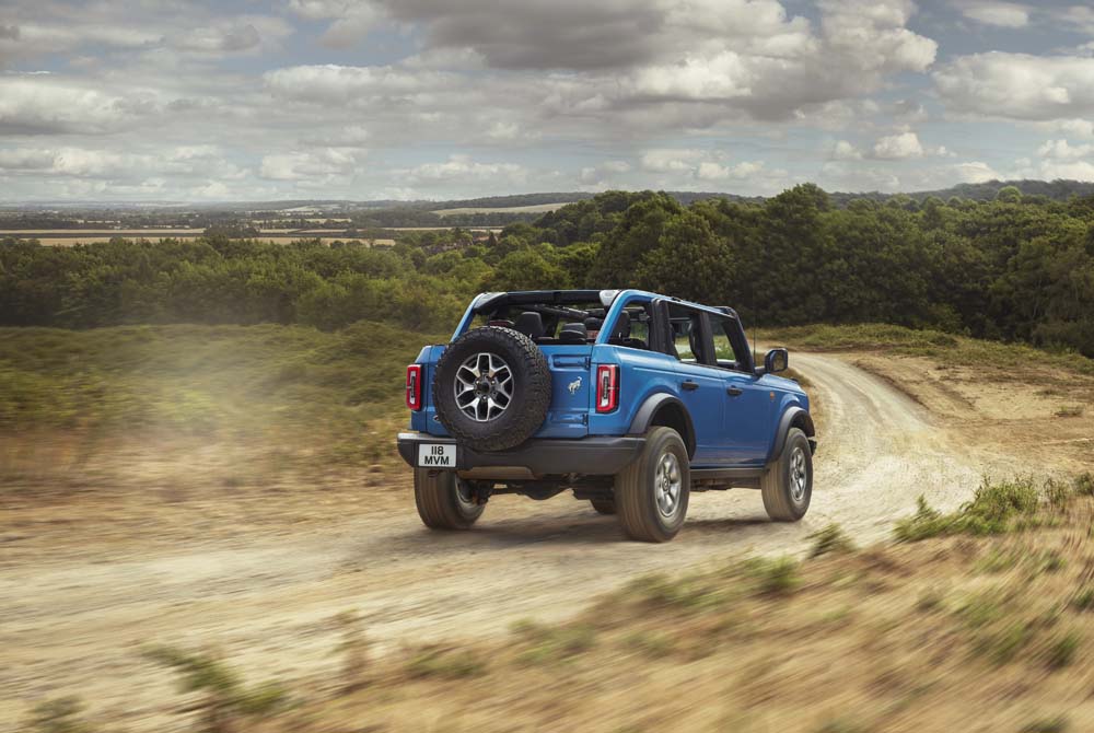 El pastizal que te costará tener un Ford Bronco en España 2 Motor16 2023 Ford Bronco. Imagen movimiento trasero.
