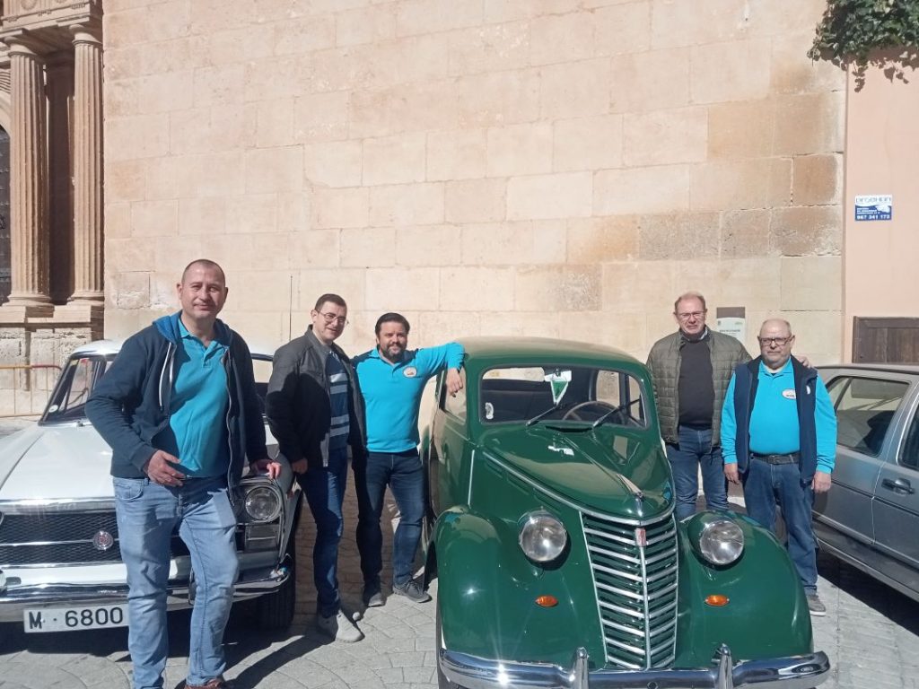 Concentración de coches clásicos e históricos en un lugar de La Mancha 8 Motor16 Junta Directiva y Ayuntamiento Almansa