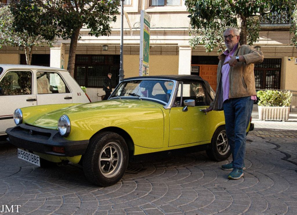 Concentración de coches clásicos e históricos en un lugar de La Mancha 126 Motor16 Coches clásicos MGB Roadster y " El Gamba"