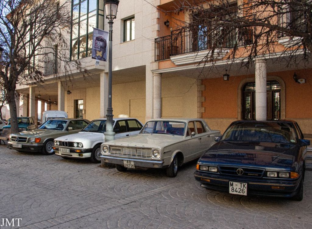 Concentración de coches clásicos e históricos en un lugar de La Mancha 139 Motor16 Mercedes, BMW, Dodge y Pontiac