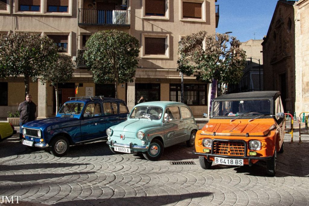 Concentración de coches clásicos e históricos en un lugar de La Mancha 6 Motor16 Renautl 4, Citroen Mehari