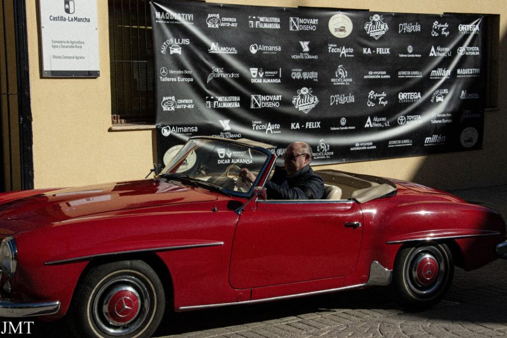 Concentración de coches clásicos e históricos en un lugar de La Mancha 9 Motor16 Mercedes 190 SL (1955)
