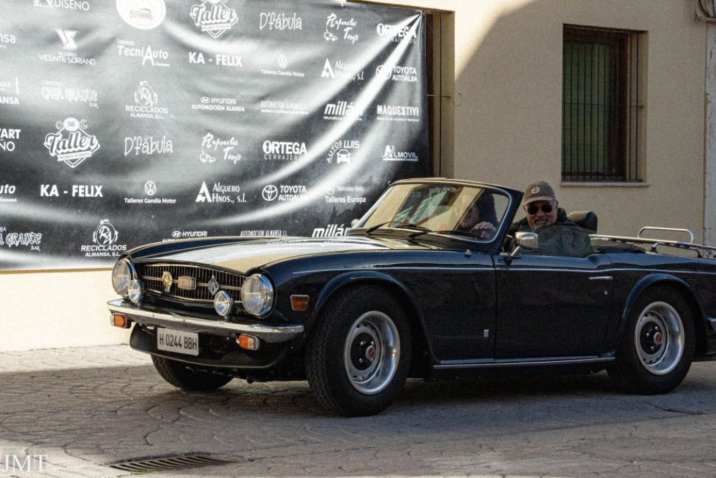 Concentración de coches clásicos e históricos en un lugar de La Mancha 16 Motor16 TR 6 2.5 litros Triumph