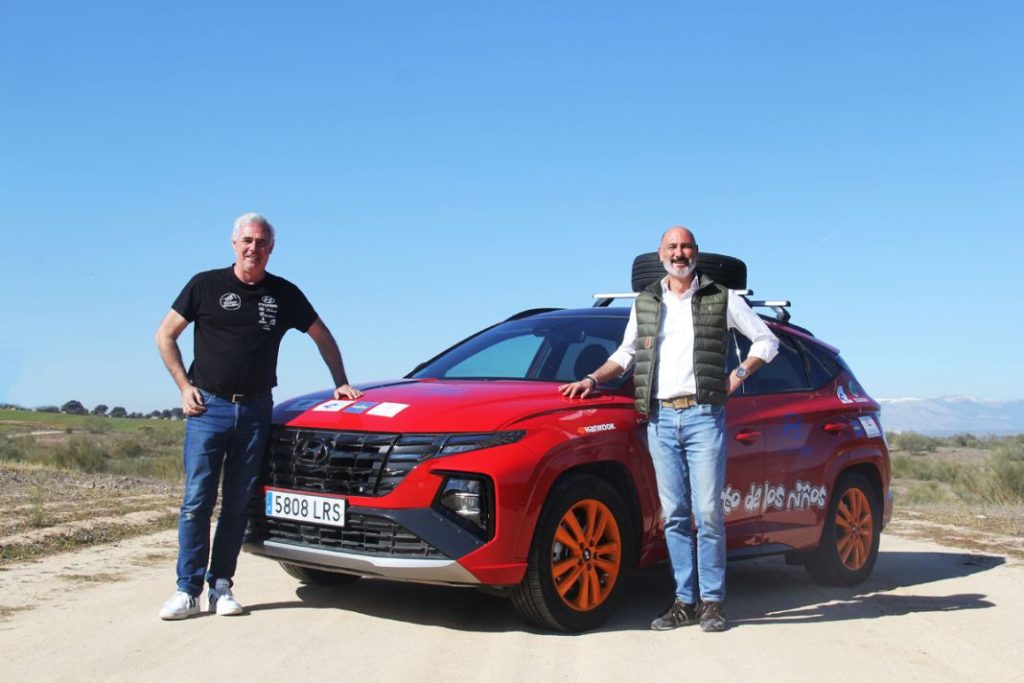 Ioniq 5, el eléctrico de Hyundai se prueba en el desierto 59 Motor16 Issac Ortega, Director General de Hankook para España y Portugal, y Nacho Salvador, organizador del viaje de Hyundai, junto a uno de los Tucson que participan en la aventura.