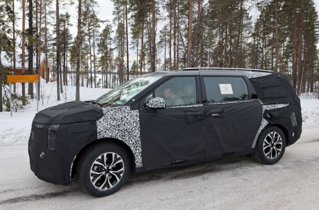 Las primeras fotos del futuro Kia Carnival 18 Motor16 Kia Carnival facelift 16 Motor16