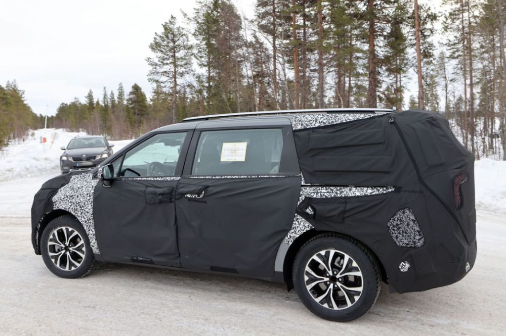 Las primeras fotos del futuro Kia Carnival 19 Motor16 Kia Carnival facelift 17 Motor16
