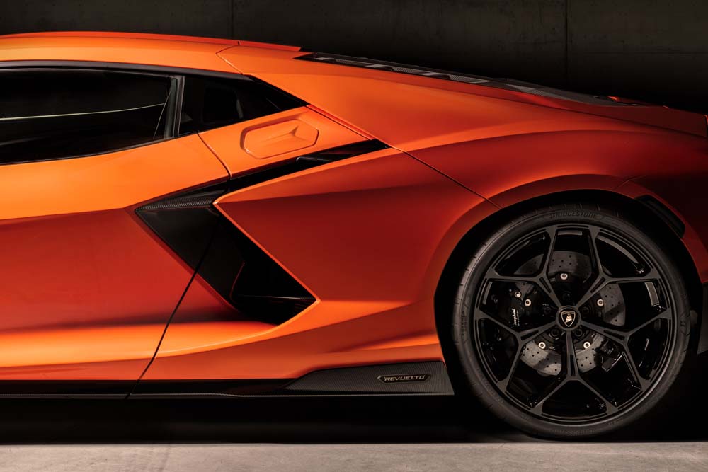 Así es el Lamborghini Revuelto: híbrido enchufable, V12 y 1.015 CV 7 Motor16 Lamborghini Revuelto