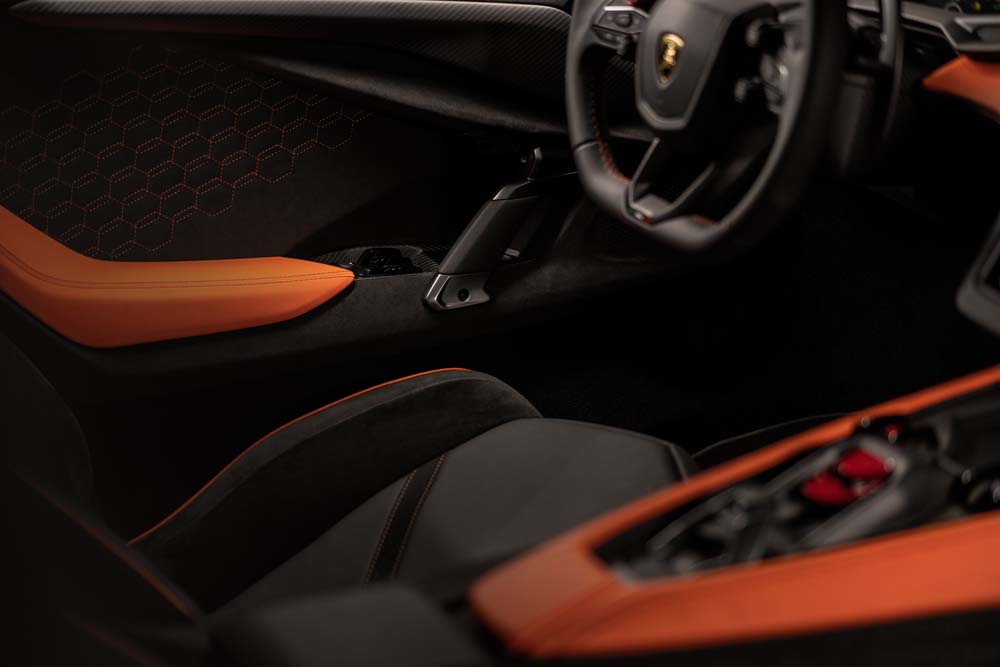 Así es el Lamborghini Revuelto: híbrido enchufable, V12 y 1.015 CV 16 Motor16 Lamborghini Revuelto 8 Motor16
