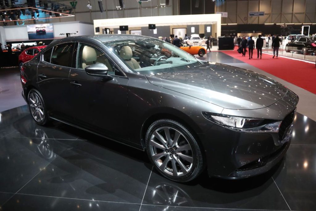 Citroën C4 X. Un coche casi único y casi sin rivales 165 Motor16 MAZDA 3 SEDAN Motor16