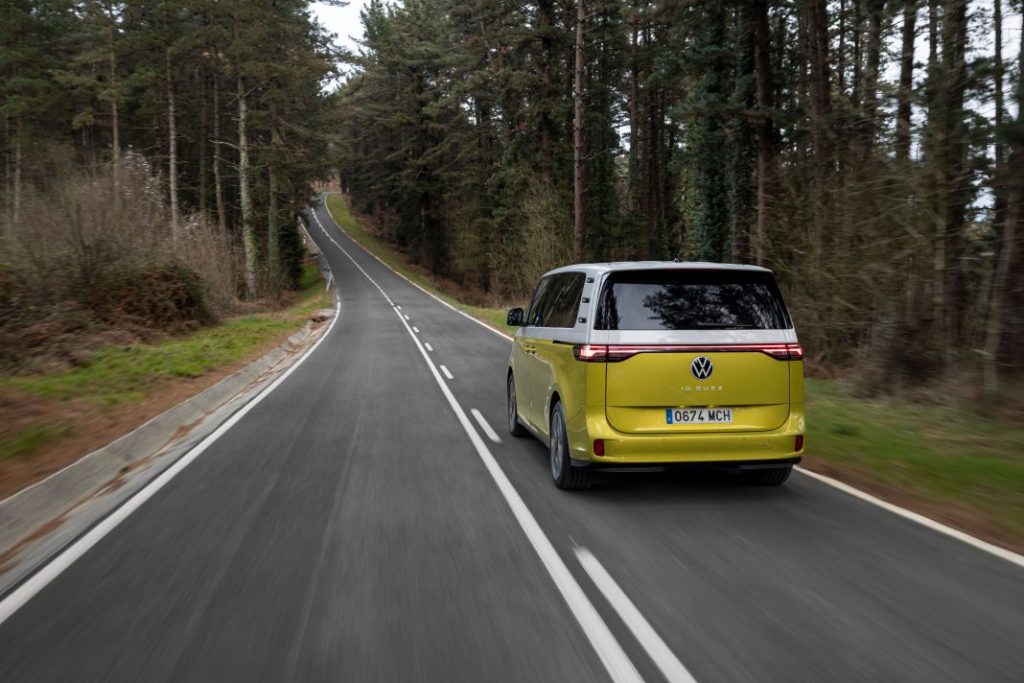 2023 Volkswagen ID. Buzz. Imagen movimiento trasero Al Volante.