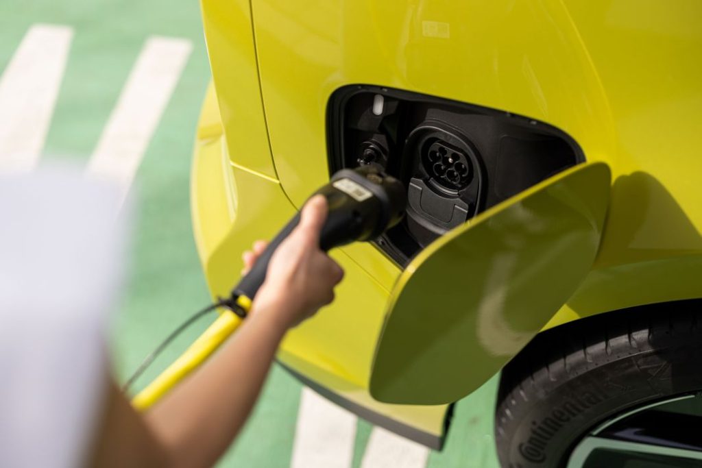 2023 Volkswagen ID. Buzz. Imagen detalle punto de carga Al Volante.