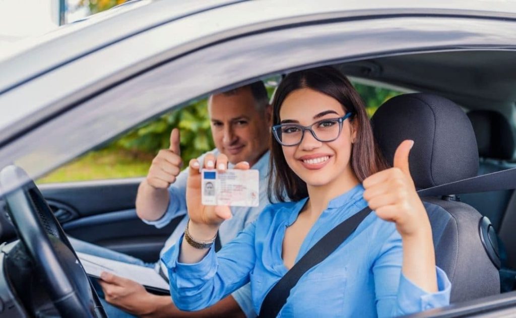 Esta es la nueva estafa sobre la que alerta la DGT 1 Motor16 La DGT exige superar un examen teórico y otro práctico para obtener el carné.
