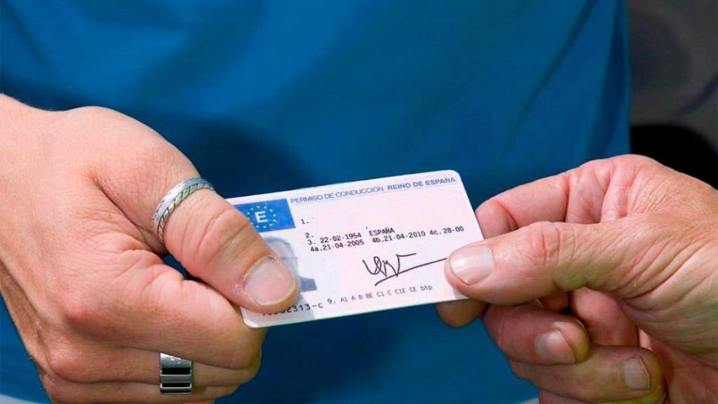 Por decisión de la DGT, desaparece una de las multas más comunes hasta la fecha 64 Motor16 carnet