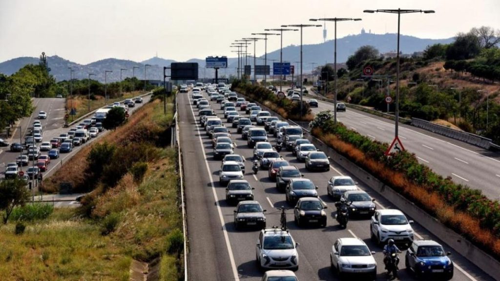 Juan (58), camionero: "Esta forma de incorporarse a un carril evita atascos, pero casi nadie lo hace" 1 Motor16 atascos