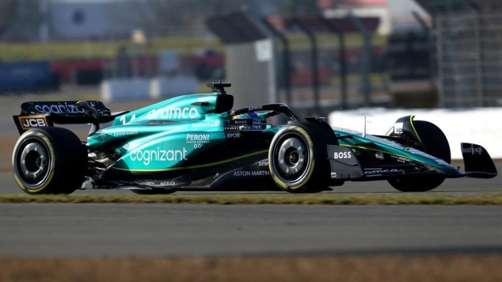 Fernando Alonso es el único piloto que sabe exprimir el motor de su Aston Martin, que ya usó en 2007 123 Motor16 duelo