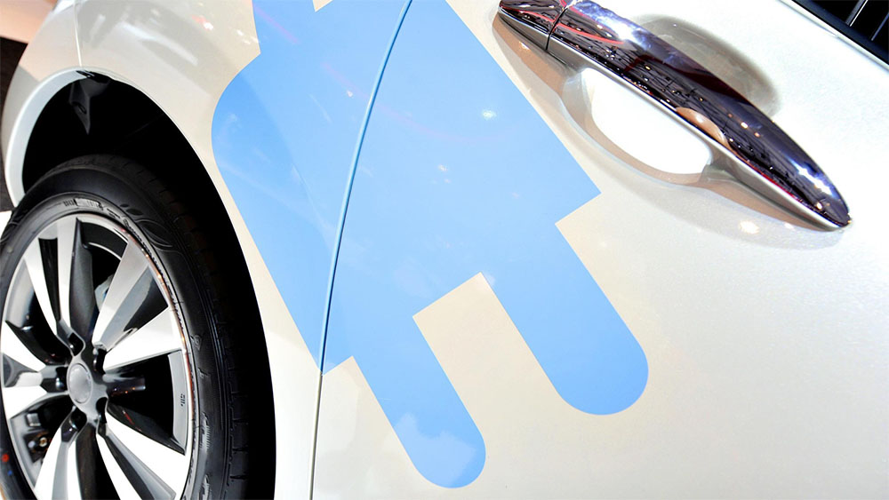 2022 Coche eléctrico. Detalle adhesivo.