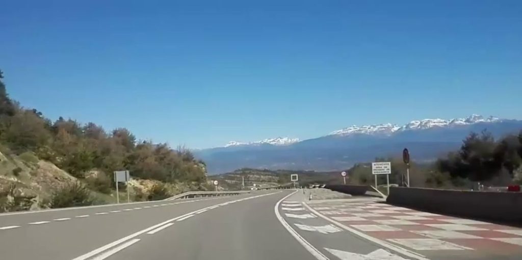 La DGT te pone a prueba en Twitter: ¿qué significan estas marcas rojas y blancas en la calzada? 2 Motor16 señal