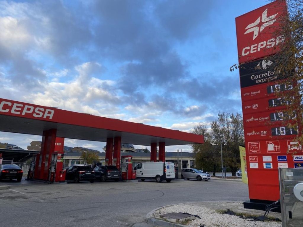 Pagar un 50% menos en gasolineras Repsol y Cepsa es posible: sigue este truco 284 Motor16 beneficios