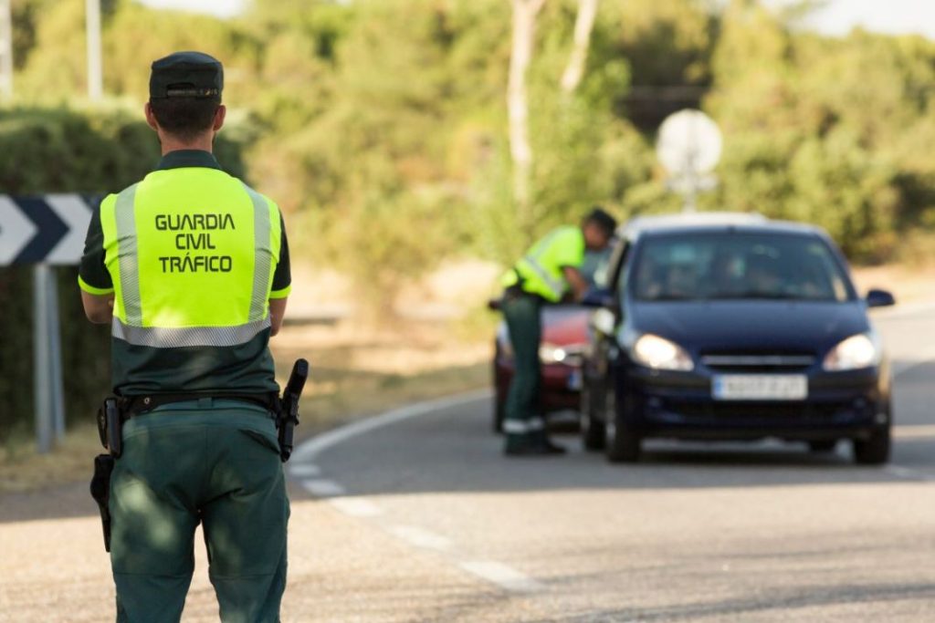 DGT: sujétame el cubata 65 Motor16 Policía