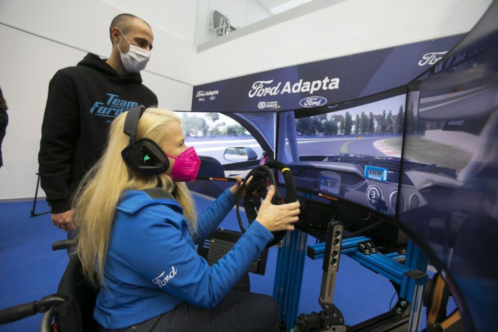 El primer coche eléctrico adaptado a personas con movilidad reducida 2 Motor16 Además de la presentación del eléctrico Mustang Mach-E adaptado, Ford ha cedido una unidad de su simulador al Hospital de Parapléjicos de Toledo.