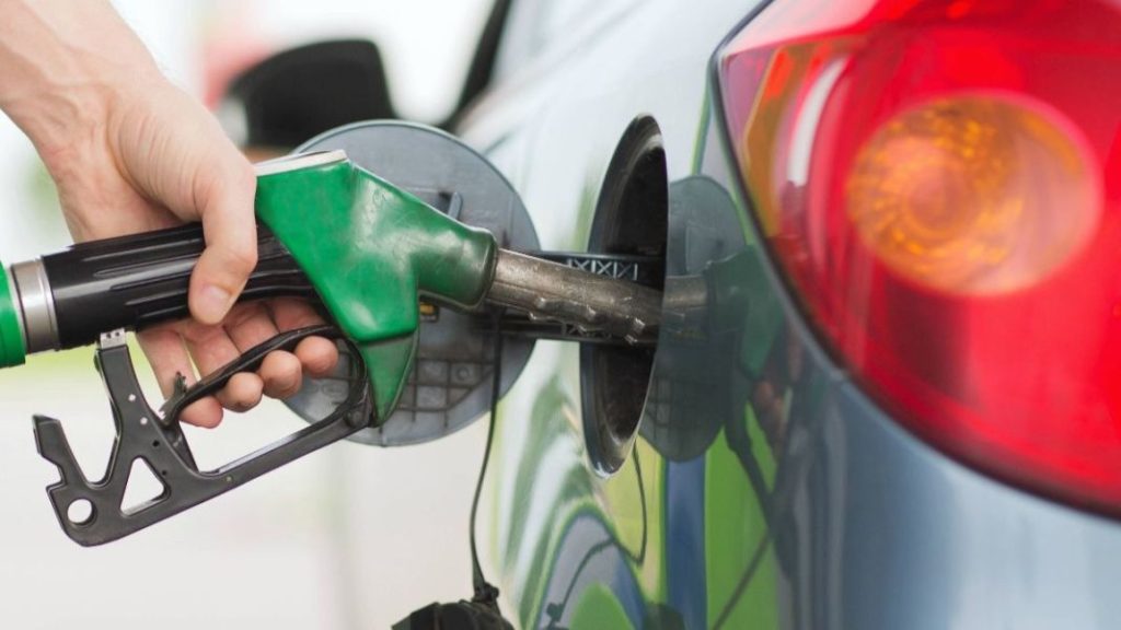 Pagar un 50% menos en gasolineras Repsol y Cepsa es posible: sigue este truco 283 Motor16 Gobierno