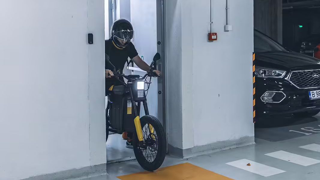 Esta moto es eléctrica, cuesta 3.000 euros y es la única que te puedes subir a tu casa 187 Motor16 Colibrí M22