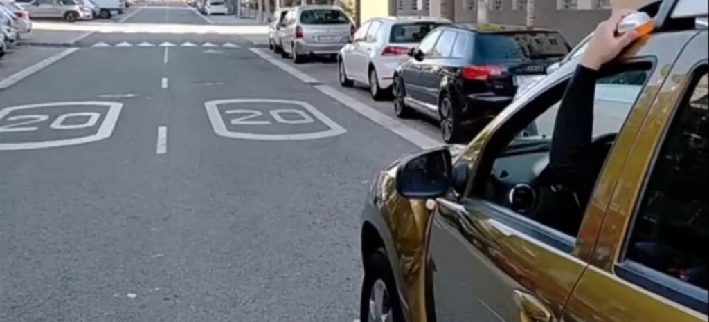 Todo lo que debes saber sobre las luces V16 que exige la DGT: precios, cómo usarlas, dónde se compran... 126 Motor16 dispositivo