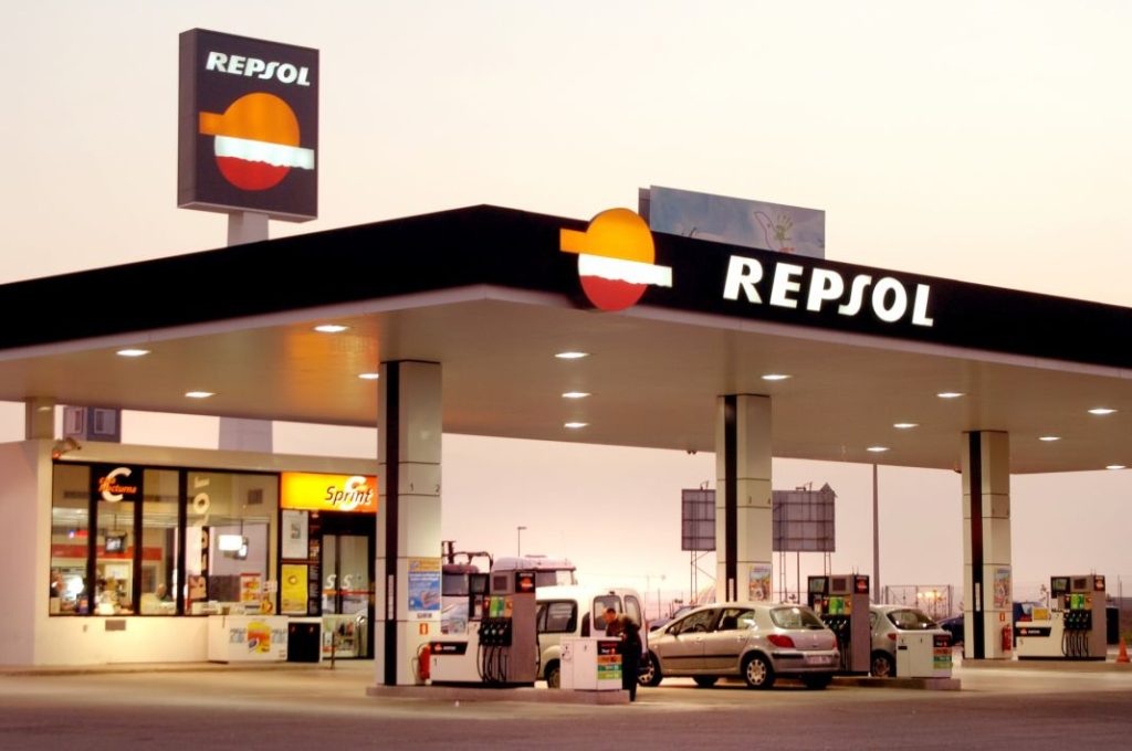 Así puedes ganar un millón de euros este verano al echar combustible a tu coche 1 Motor16 Repsol sortea un millón de euros por llenar el depósito del coche este verano.
