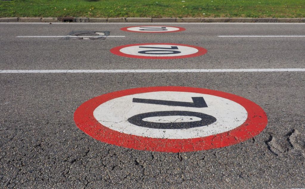 Esta era la velocidad máxima permitida en las carreteras españolas antes de 1981 86 Motor16 organismo
