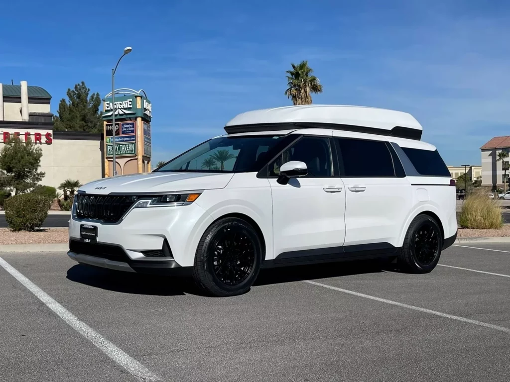 2023 Kia Carnival Camper. Imagen estática.