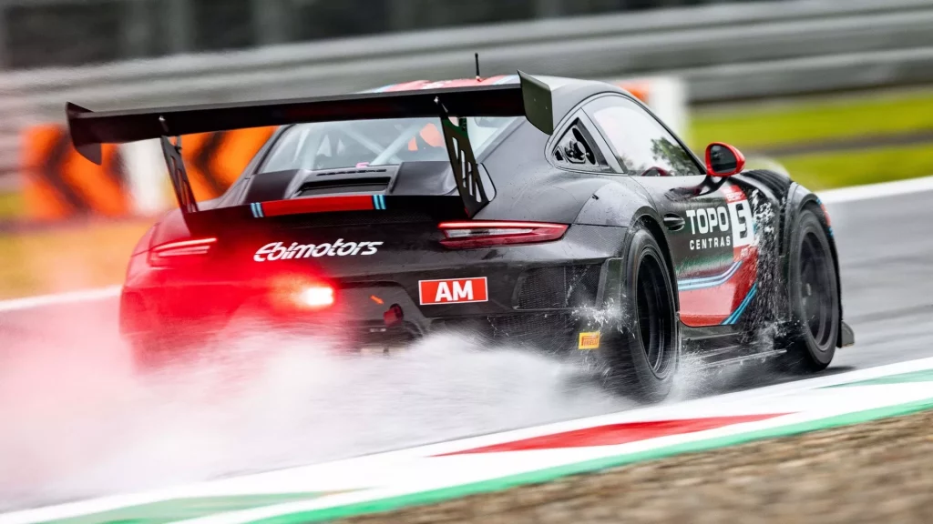 2023 Porsche 911 GT2 RS Clubsport Evo. Imagen movimiento trasero.