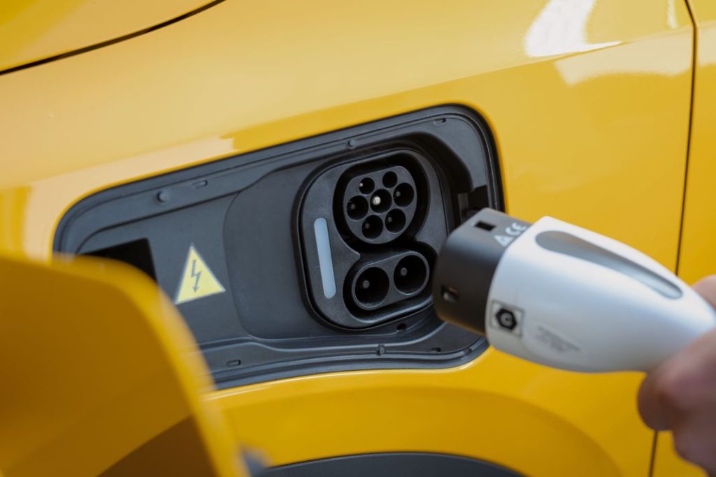 Conducimos el Aiways U6, la segunda bomba del fabricante chino 2 Motor16 2023 Aiwyais U6. Imagen punto de carga.