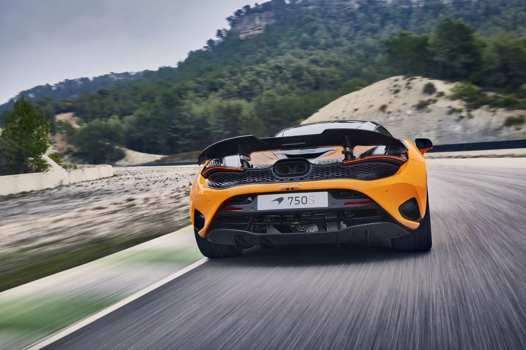 2023 McLaren 750S. Imagen movimiento trasero.