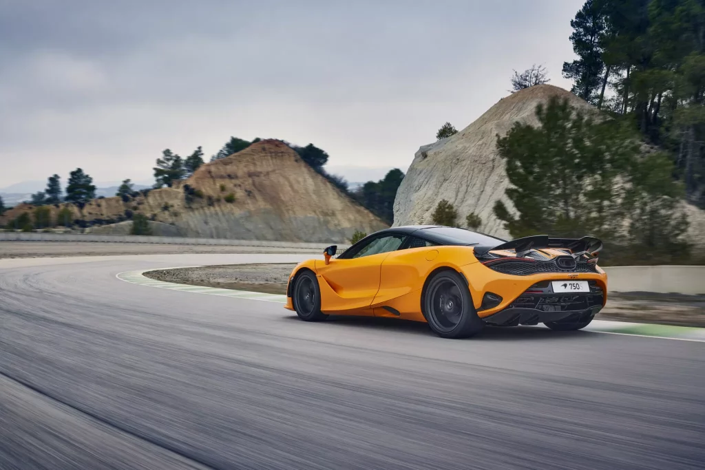 2023 mclaren 750s coupe 28 Motor16