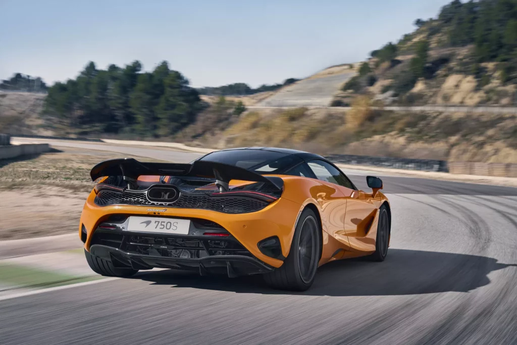 2023 mclaren 750s coupe 29 Motor16