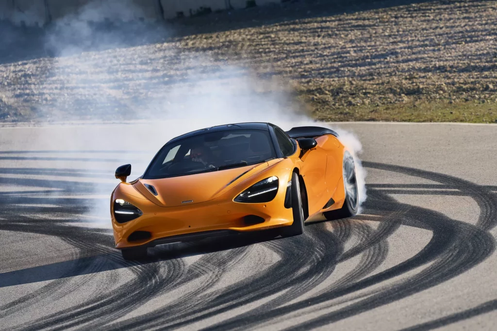 2023 McLaren 750S. Imagen movimiento.