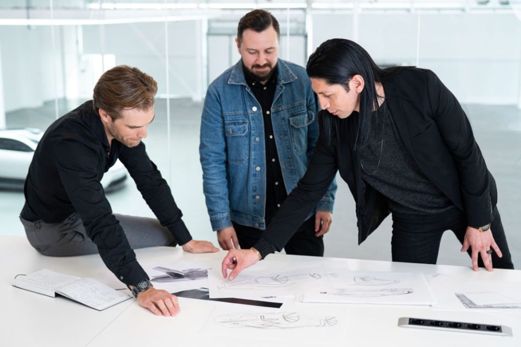 Maximilian Missoni: "Polestar es tecnología, sostenibilidad y diseño" 4 Motor16 Maximiliam Missoni, jefe de Diseño de Polestar con dos miembros de equipo: Juan Pablo Bernal y Nahum Escobedo.