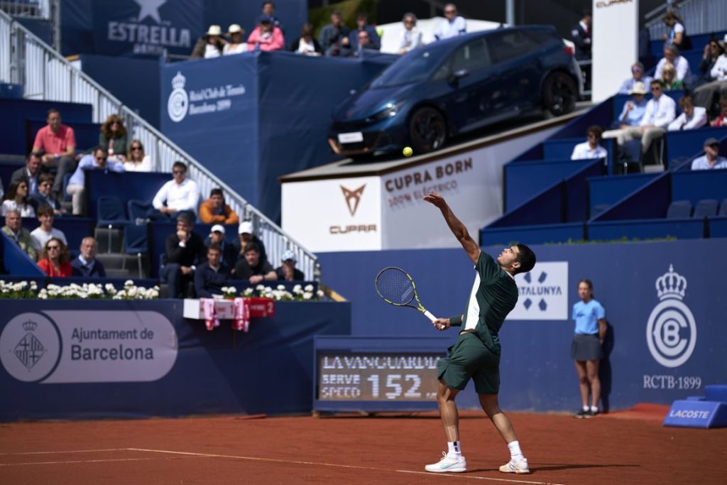 Coches eléctricos para mover el Trofeo Conde de Godó de tenis 1 Motor16 Carlos Alcaraz, confirmado para el torneo, viajará en uno de los coches de la marca Cupra.