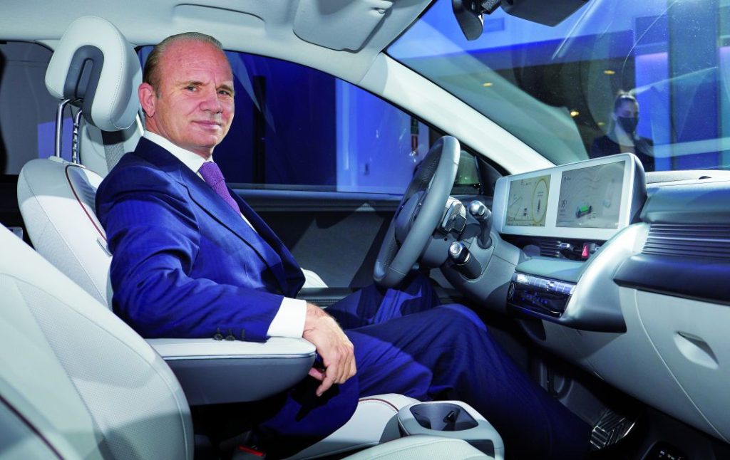 Leopoldo Satrústegui (Hyundai) «Tal vez se han lanzado muchos mensajes negativos, la gente tiene más miedo a comprar un eléctrico» 1 Motor16 LEOPOLDO SATRUSTEGUI HYUNDAI 1 Motor16