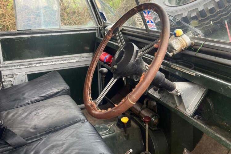 Este “falso” Ferrari 250 GT y otros cientos de automóviles clásicos buscan dueño 10 Motor16 Land Rover Series I 1955 3 Motor16