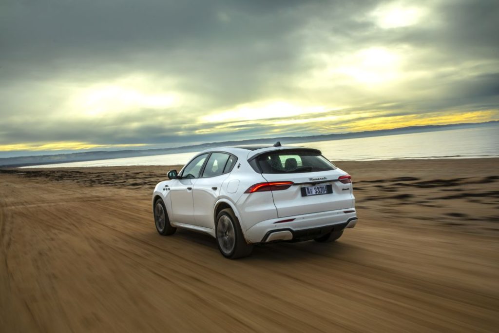 Bridgestone le pone los zapatos al Maserati Grecale Folgore 1 Motor16 2024 Maserati Grecale Folgore. Imagen trasera.