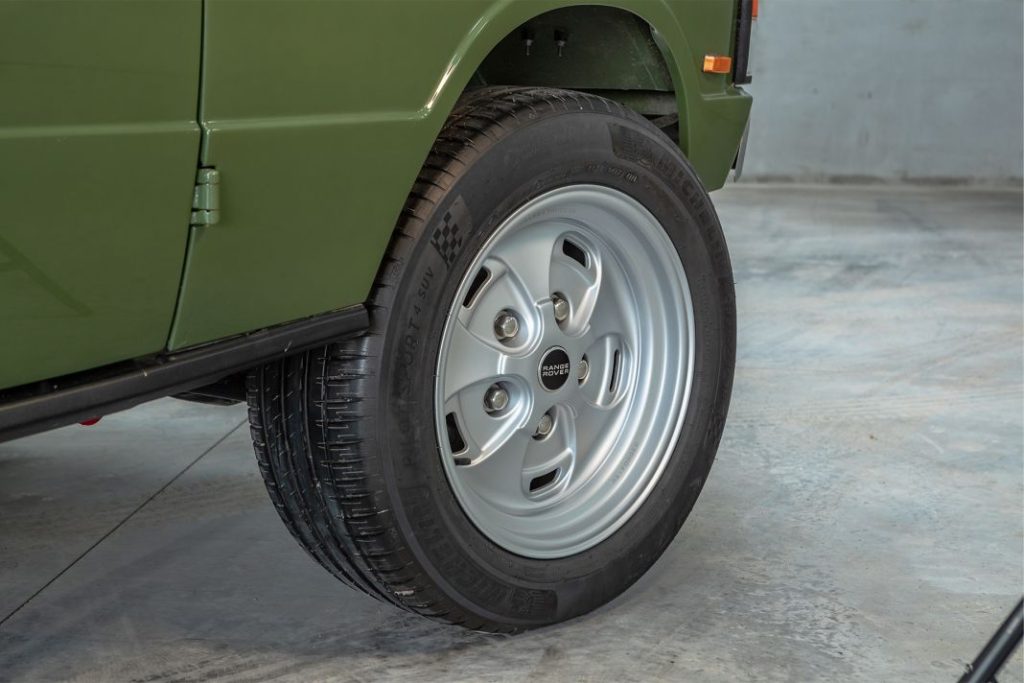 Range Rover clásico con motor Tesla: la locura genial de la semana 2 Motor16 Range Rover electrico inverted 3 Motor16