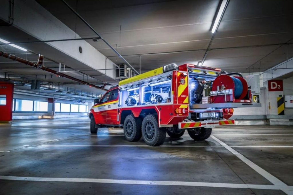 Toyota Hilux 6x6 Hiload: Un camión de bomberos para luchar contra fuegos eléctricos 2 Motor16 Toyota Hilux 6x6 3 Motor16