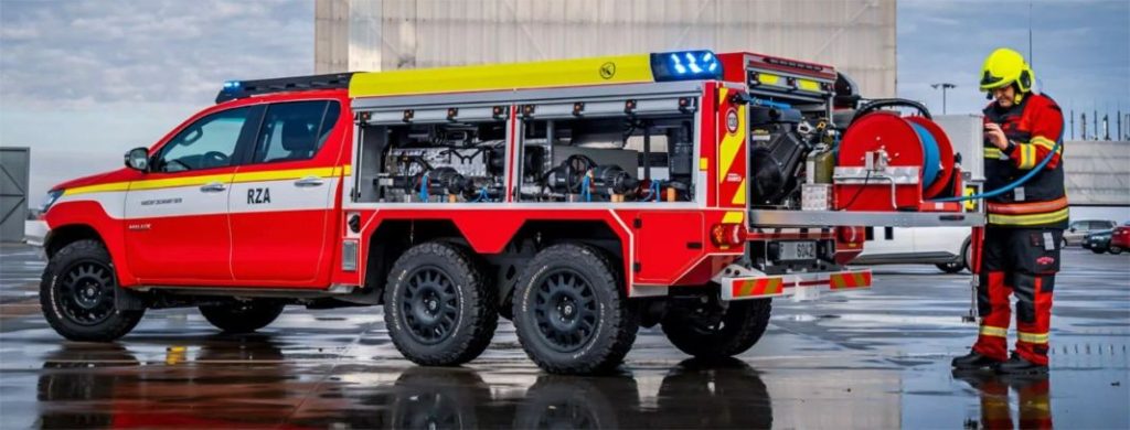 Toyota Hilux 6x6 Hiload: Un camión de bomberos para luchar contra fuegos eléctricos 3 Motor16 Toyota Hilux 6x6 4 Motor16