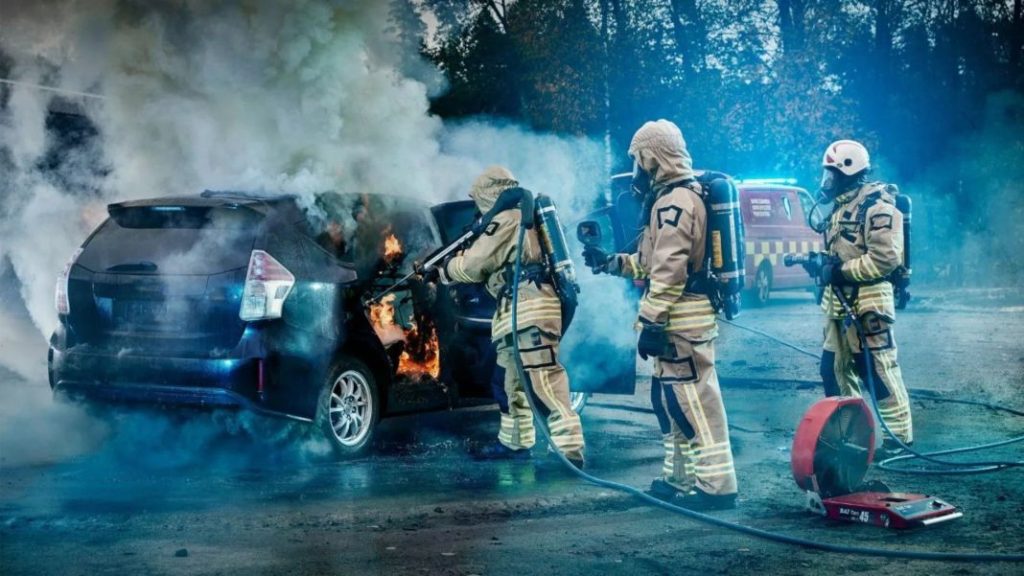 Toyota Hilux 6x6 Hiload: Un camión de bomberos para luchar contra fuegos eléctricos 4 Motor16 Toyota Hilux 6x6 5 Motor16