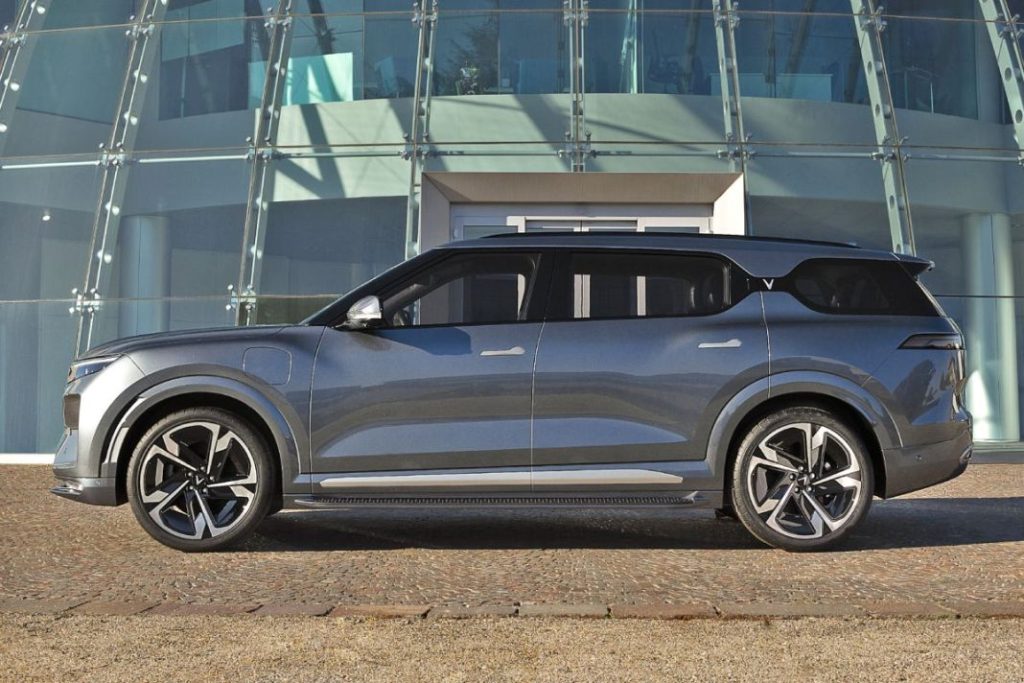 ¿Cuáles son los coches eléctricos con la batería más grande? 16 Motor16 Vinfast VF9 lateral Motor16