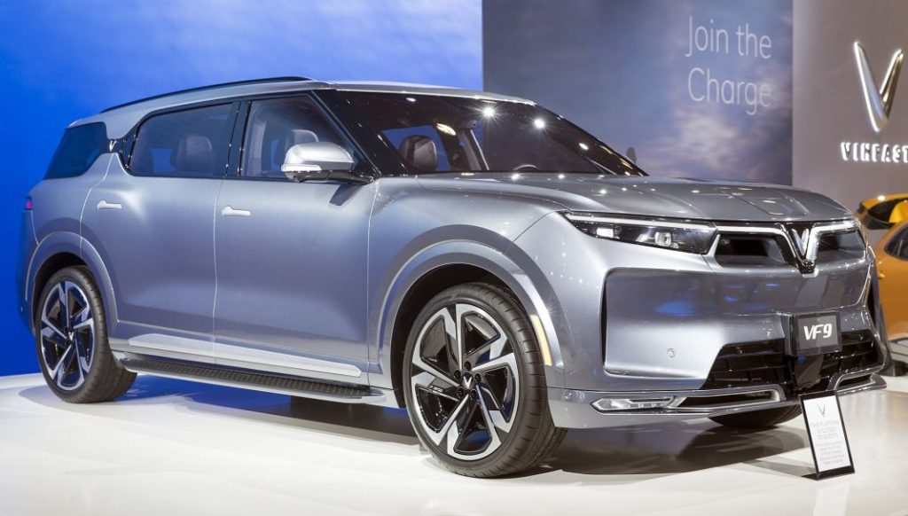 ¿Cuáles son los coches eléctricos con la batería más grande? 15 Motor16 Vinfast VF9 at NYIAS 2022 front right Motor16