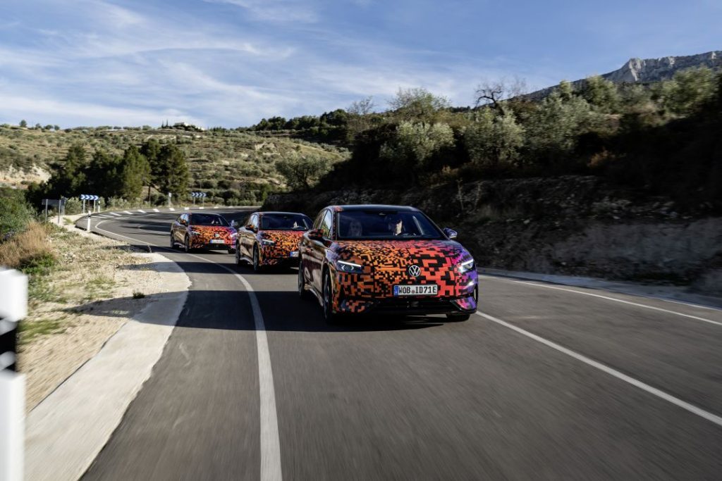 Prueba del Volkswagen ID.7 pre-serie camuflado 4 Motor16 Volkswagen ID 7 camuflaje pre drive 1 Motor16