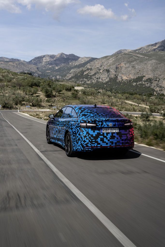 Prueba del Volkswagen ID.7 pre-serie camuflado 25 Motor16 Volkswagen ID 7 camuflaje pre drive 24 Motor16